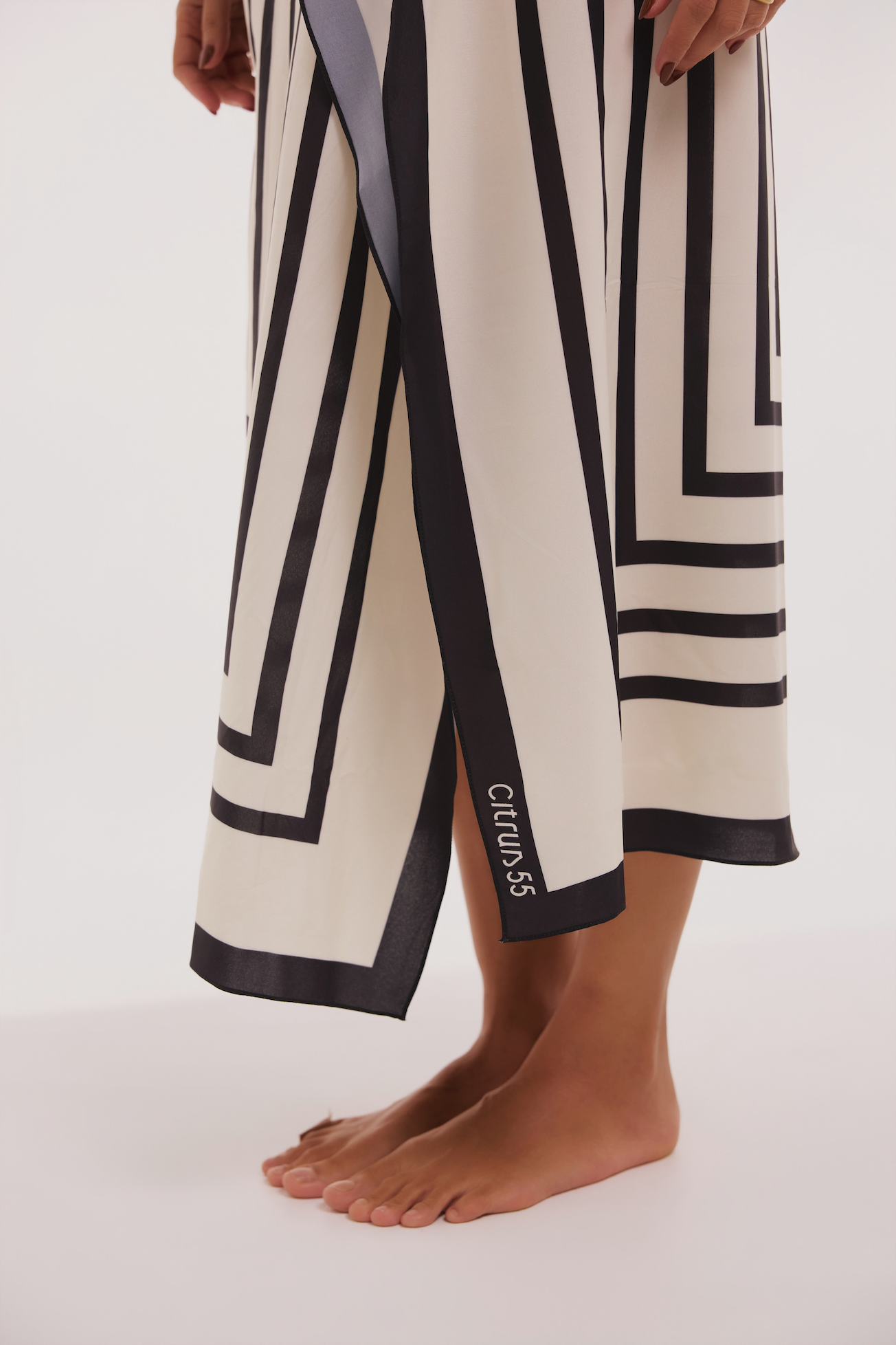 Geometric Frame Sarong – Black & Off White