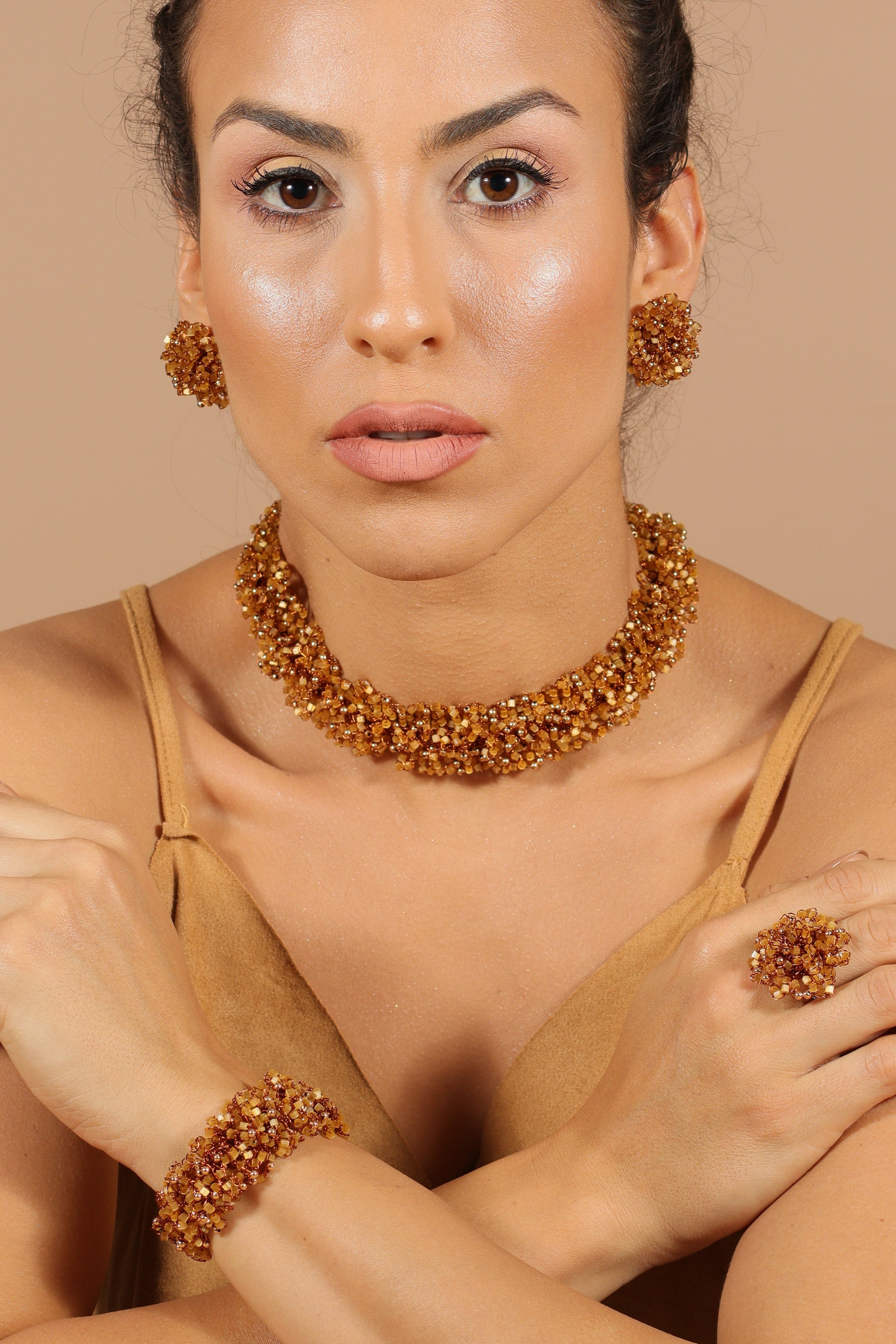 Colar de declaração de crochê radiante - Elegância artesanal