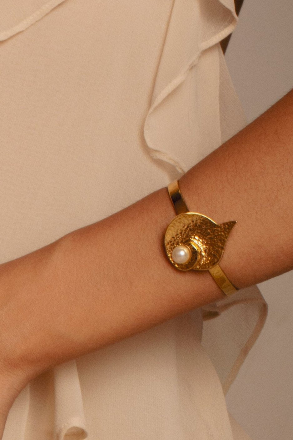 Golden Shell Adjustable Pearl Bracelet – 18k Gold-Plated, Hypoallergenic Jewelry