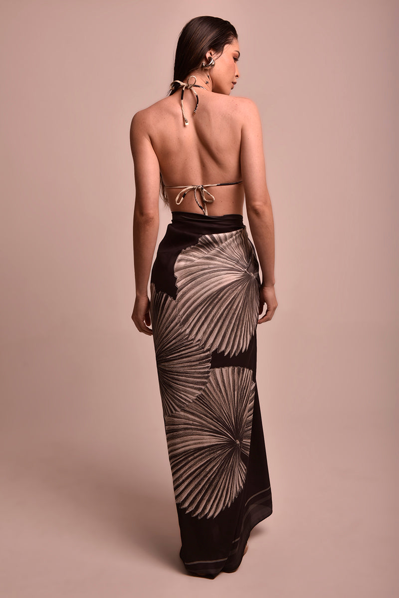 Palm Whisper Sarong – Off White & Black Elegance