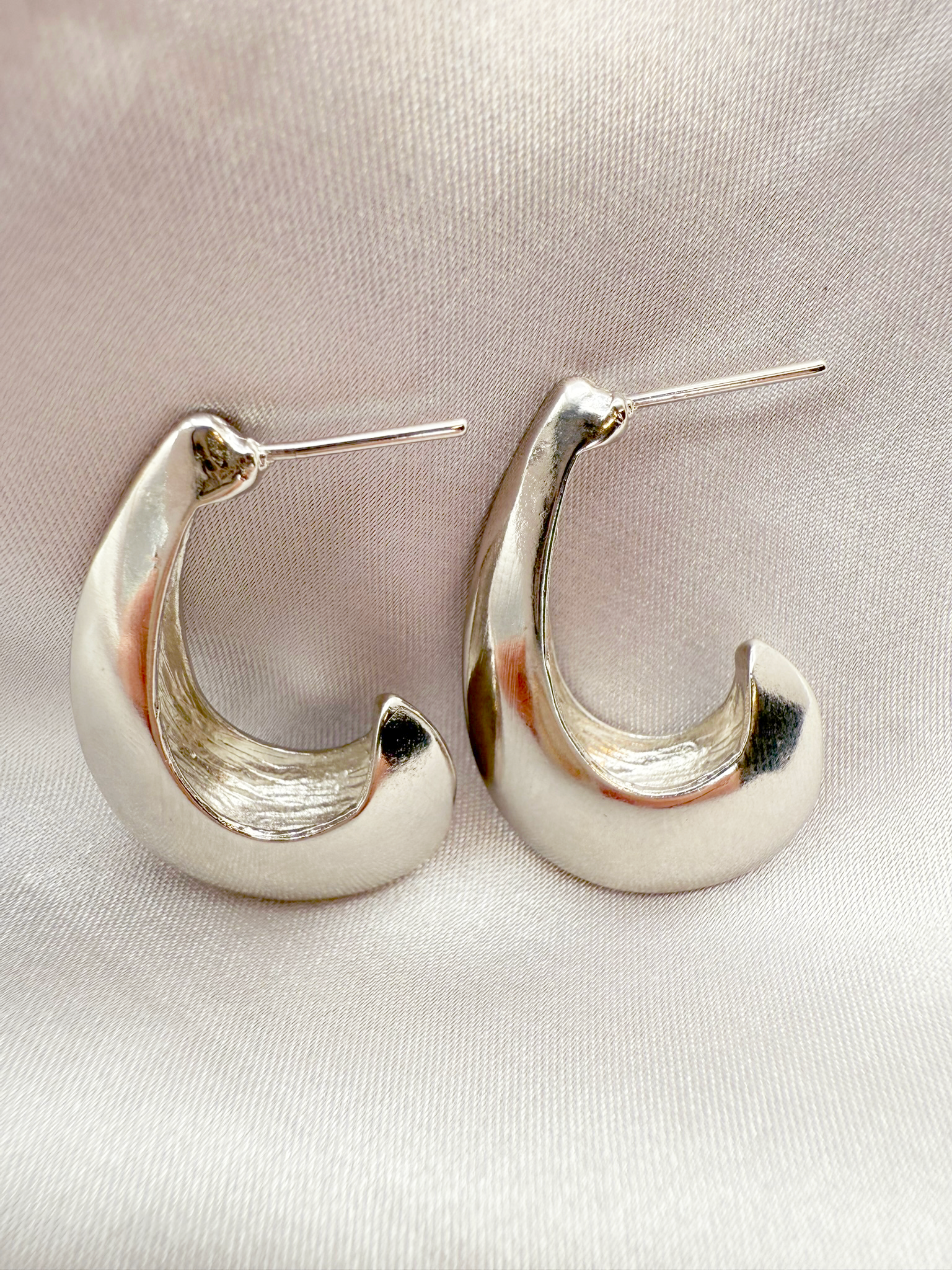 Molten Hoop Earrings – Sculpted Elegance
