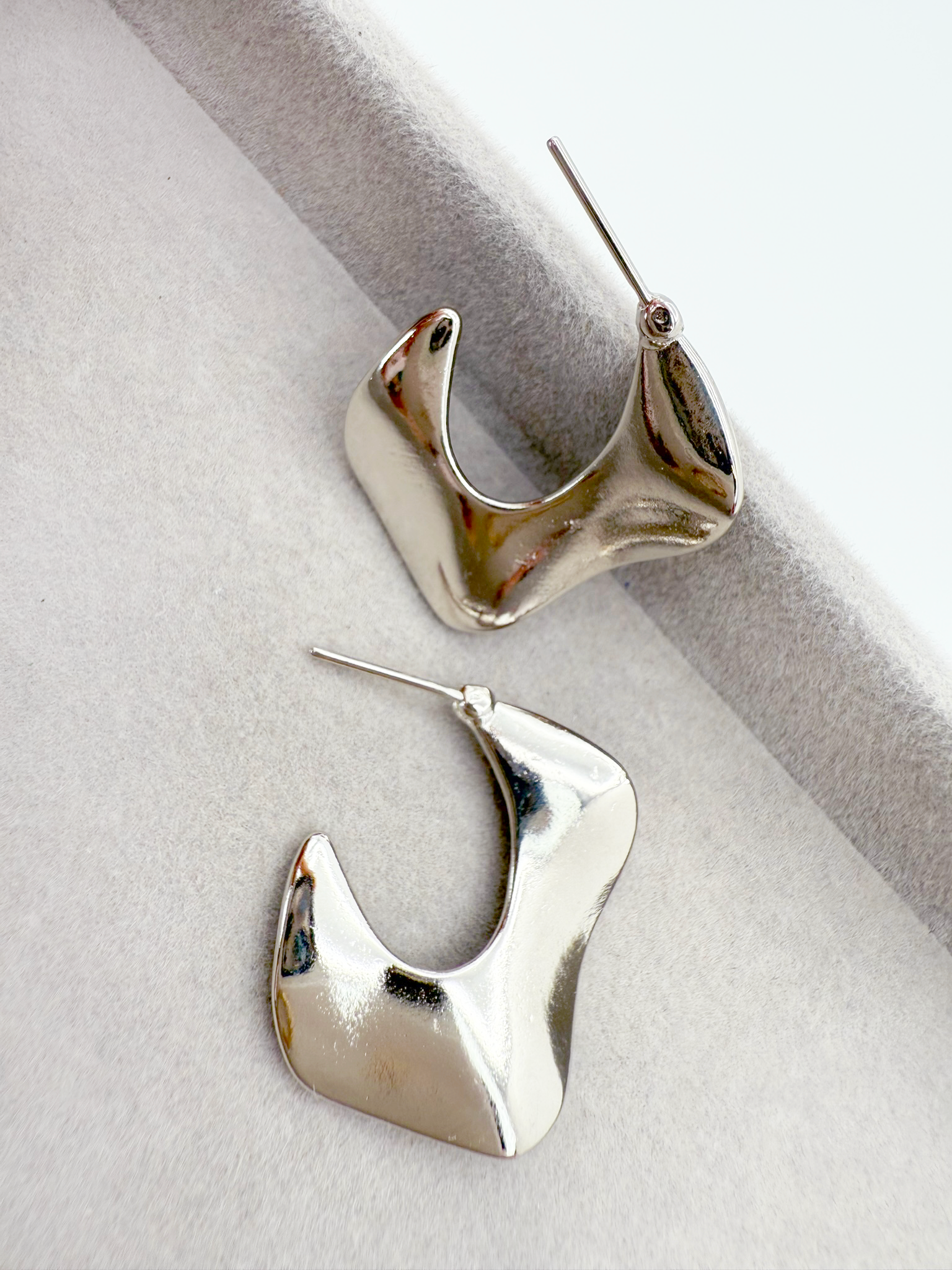 Abstract Wave Hoop Earrings – Modern Elegance