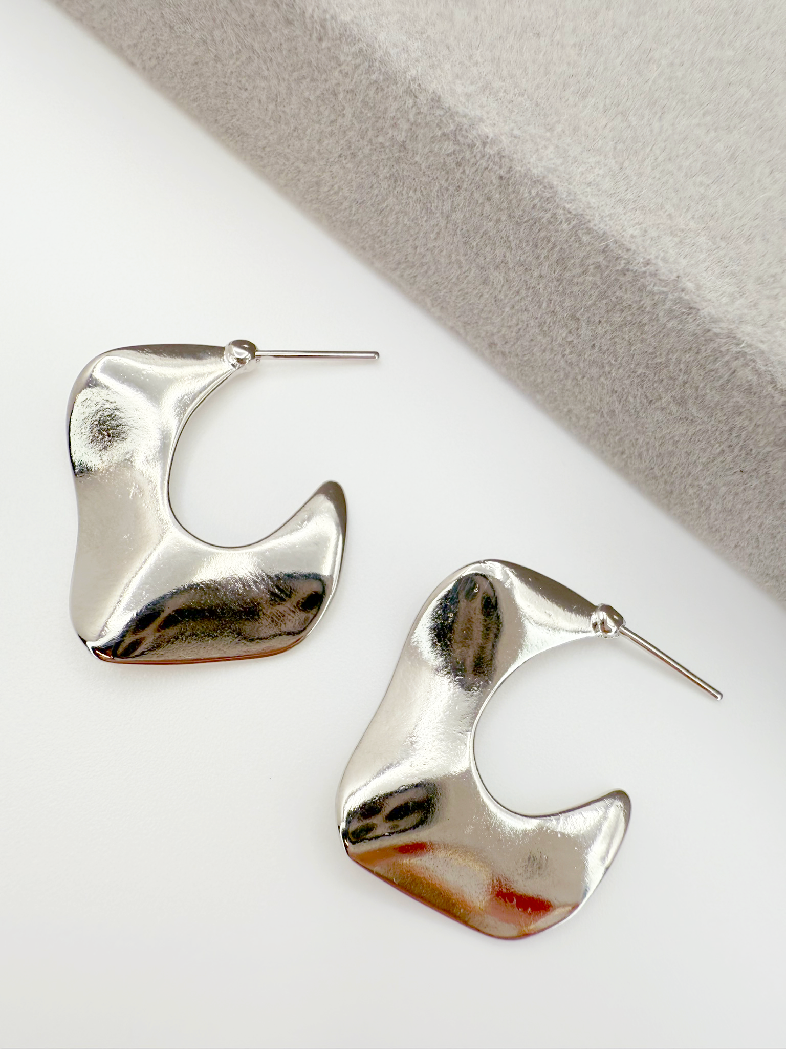 Abstract Wave Hoop Earrings – Modern Elegance