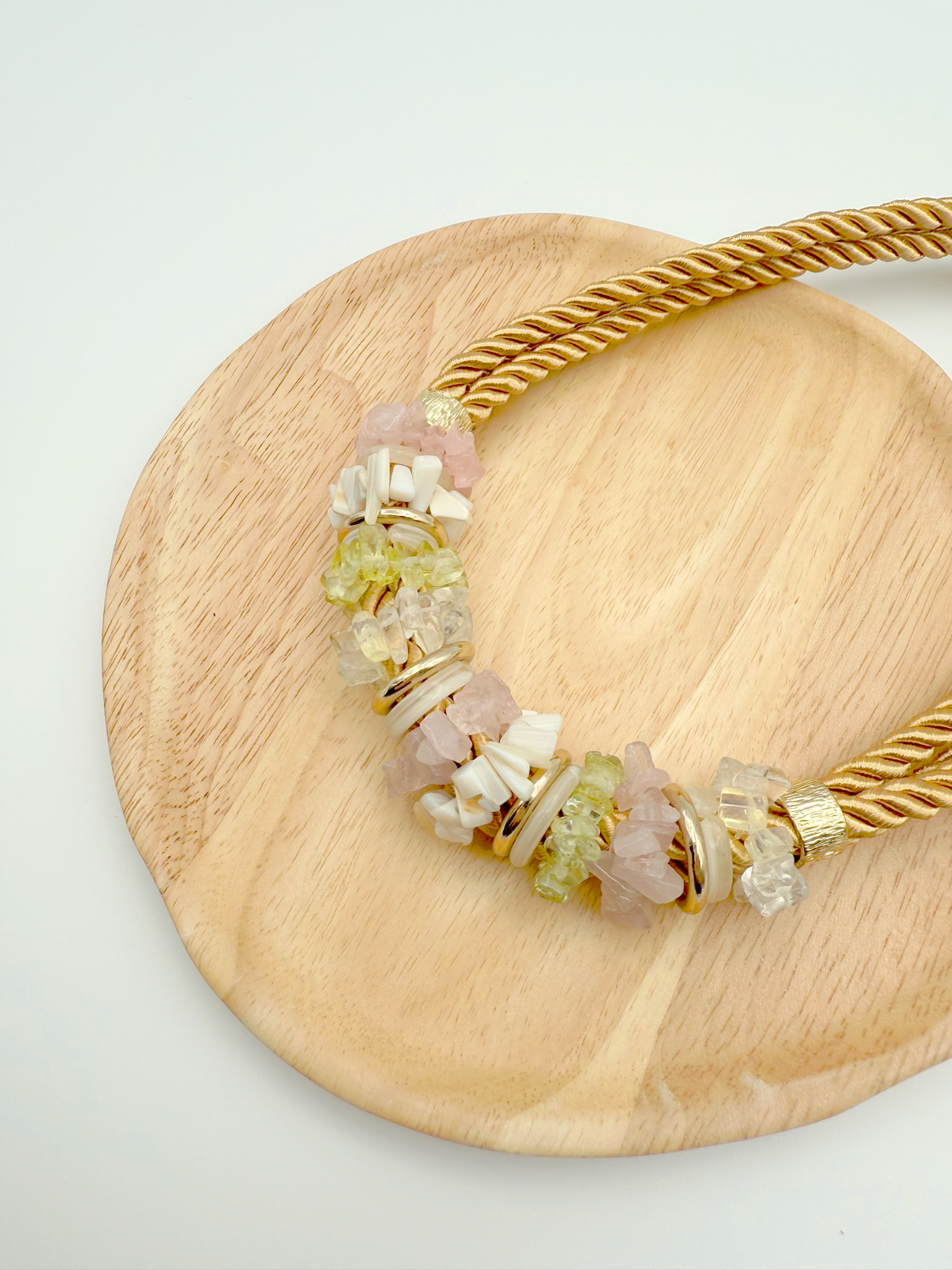 Colar Earth Harmony - Pedras Neutras, Feito à Mão, Ajustável