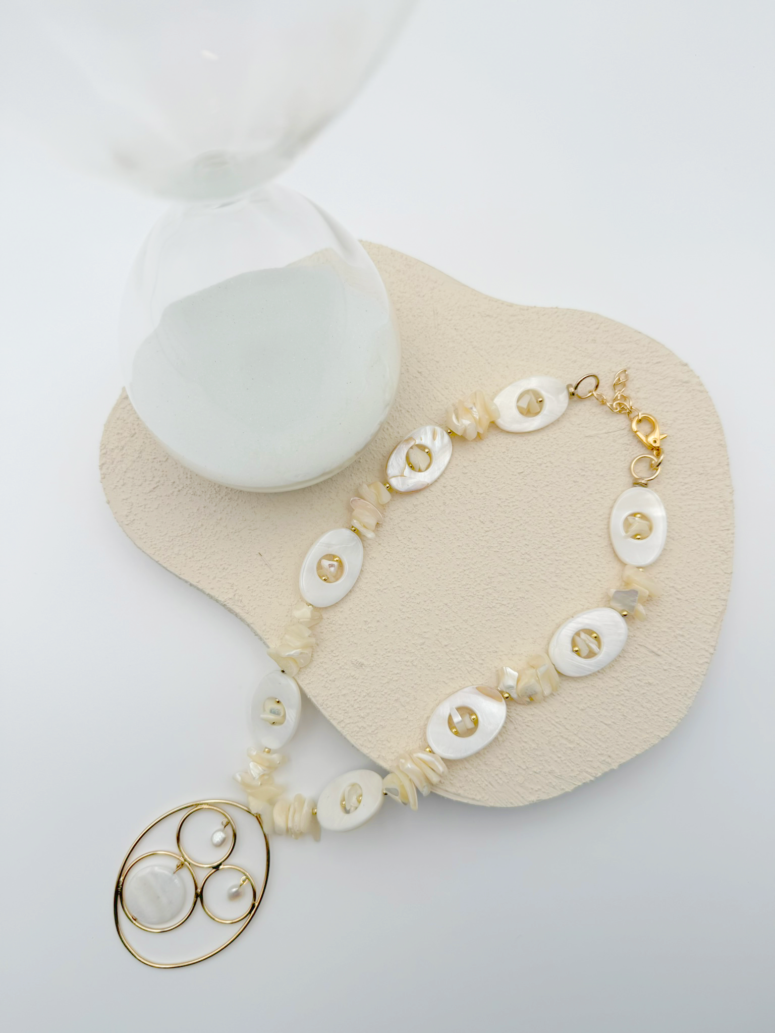 Luminous Pearl Orbit Necklace – Golden Elegance with Mother-of-Pearl and Freshwater Pearls