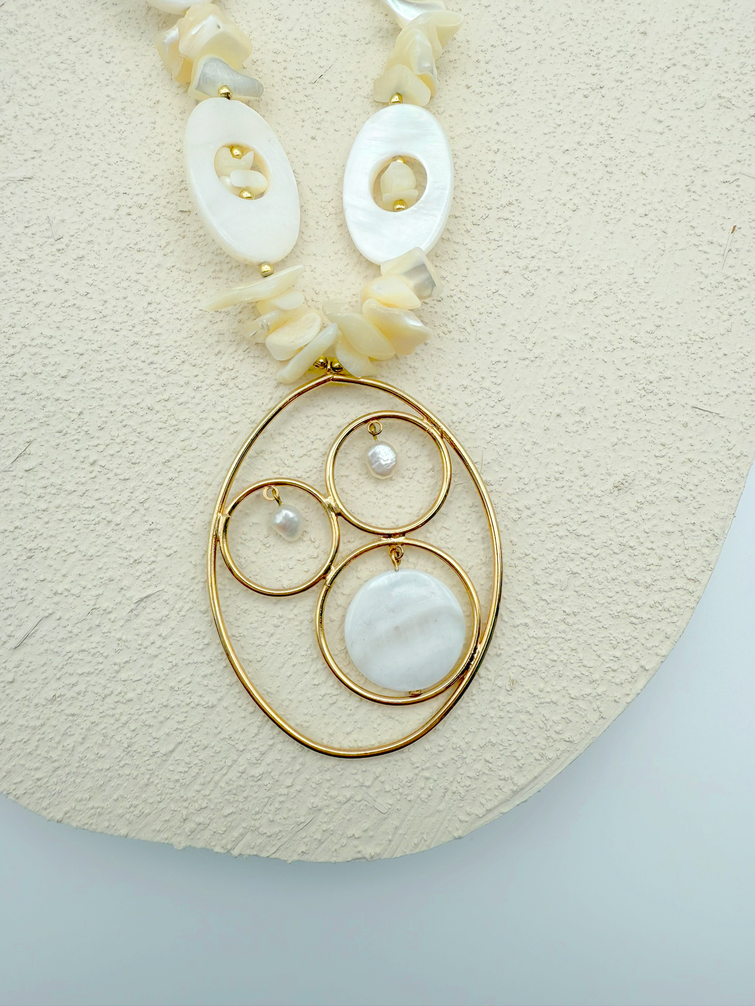 Luminous Pearl Orbit Necklace – Golden Elegance with Mother-of-Pearl and Freshwater Pearls