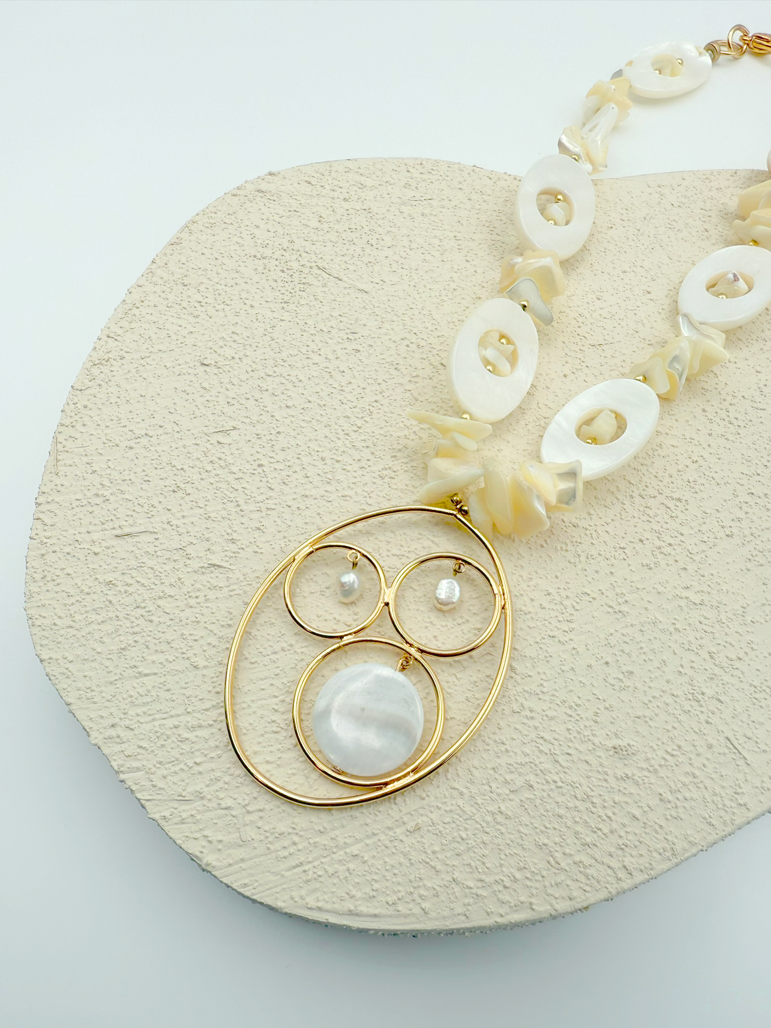 Luminous Pearl Orbit Necklace – Golden Elegance with Mother-of-Pearl and Freshwater Pearls