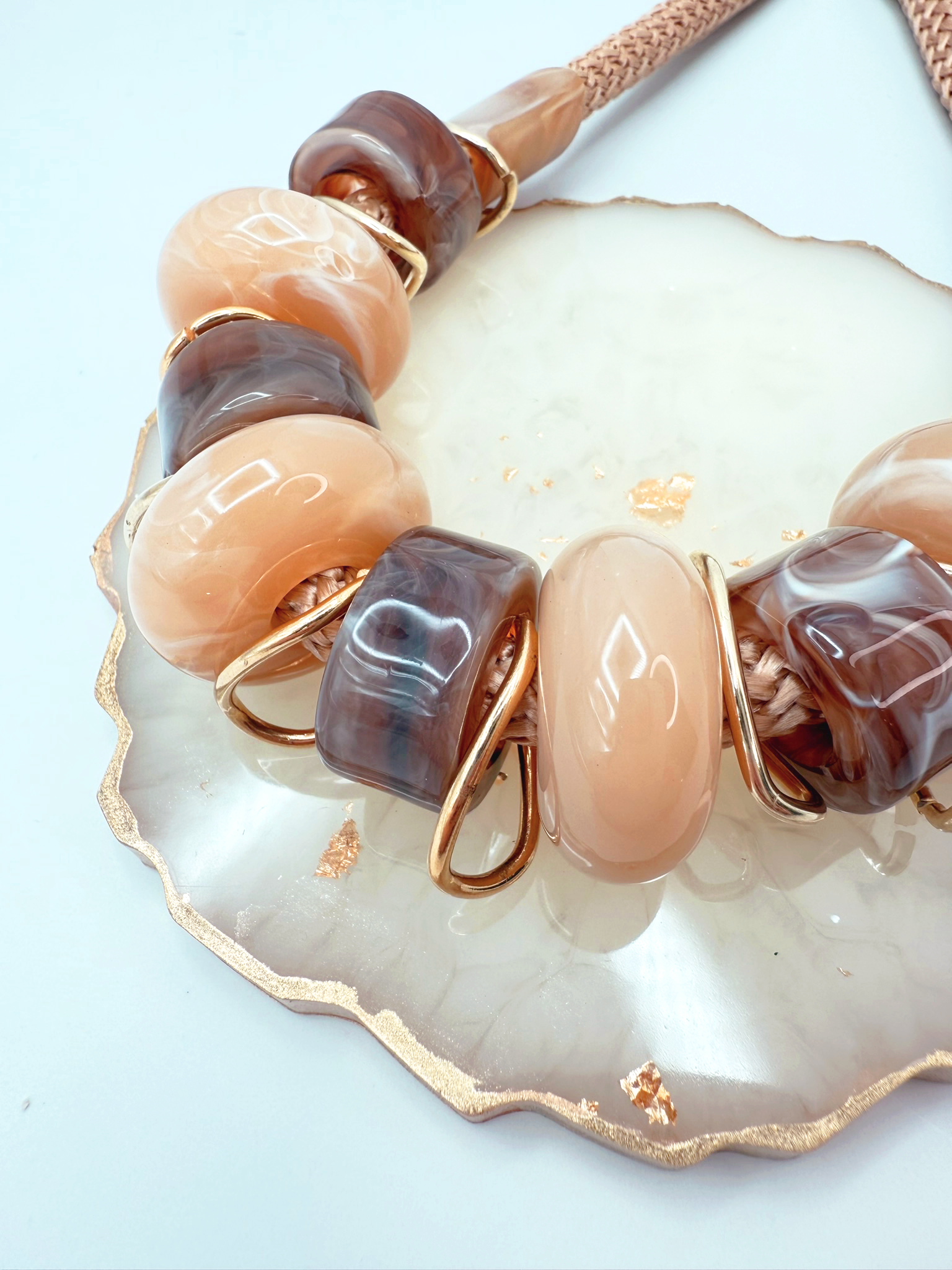 Rustic Flow Necklace – Resin and Fabric Elegance Adjustable