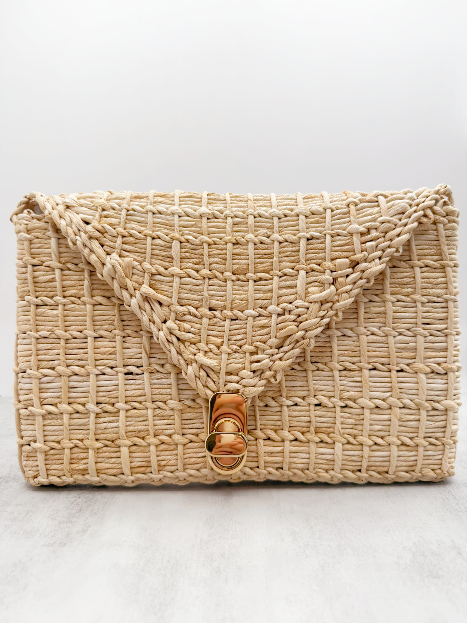 Coastal Handcrafted Clutch – Natural Straw with Gold Clasp Detail