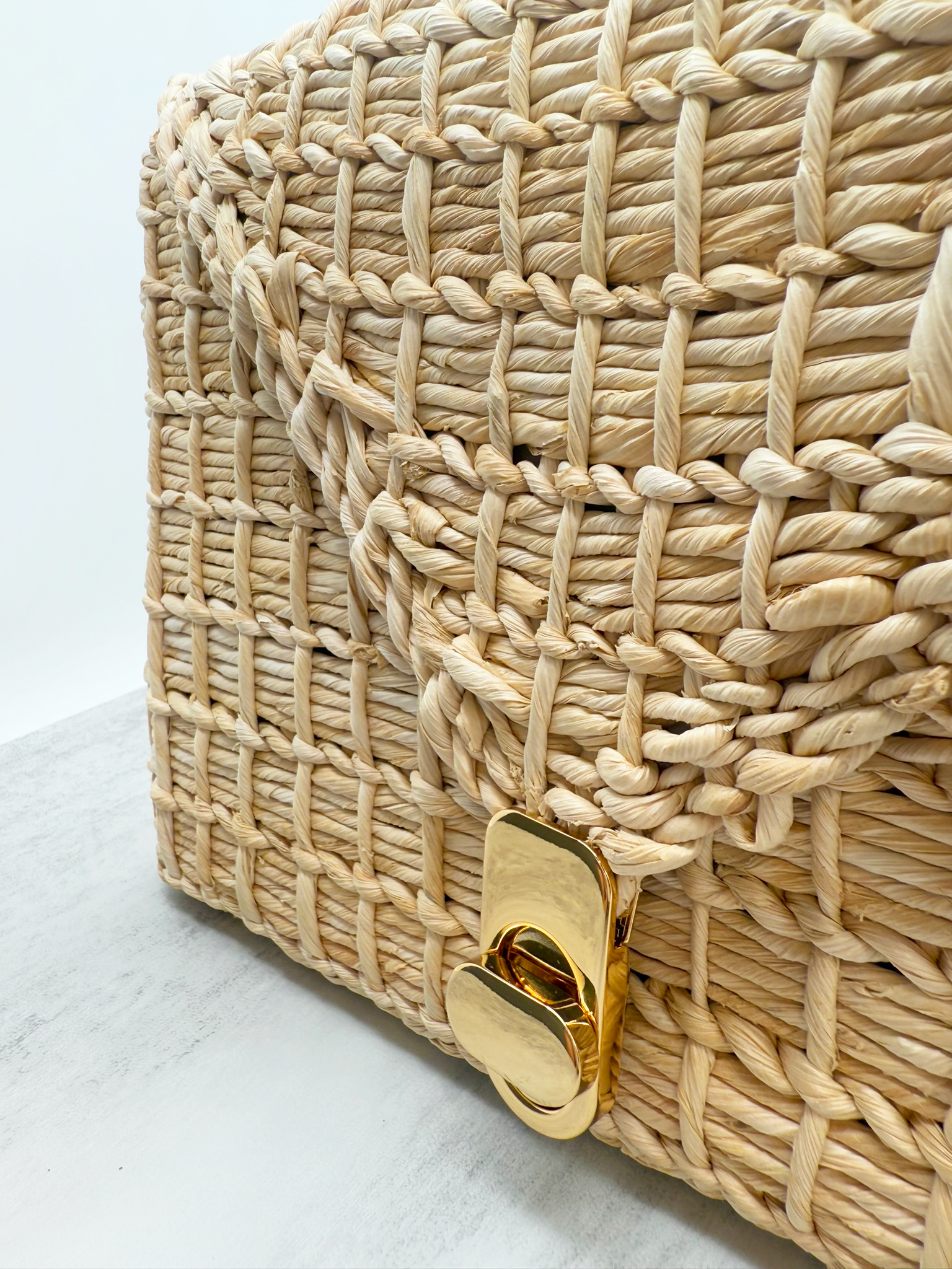 Coastal Handcrafted Clutch – Natural Straw with Gold Clasp Detail
