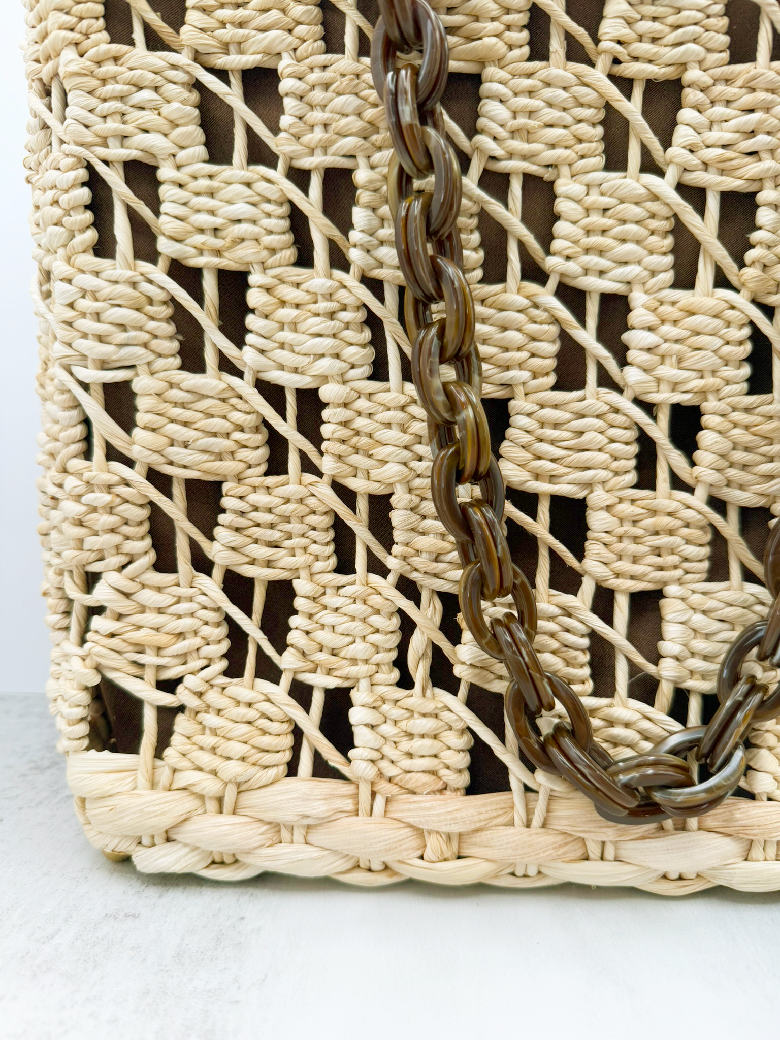 Natural Essence Woven Handbag – Handcrafted Straw with Resin Chain Handle