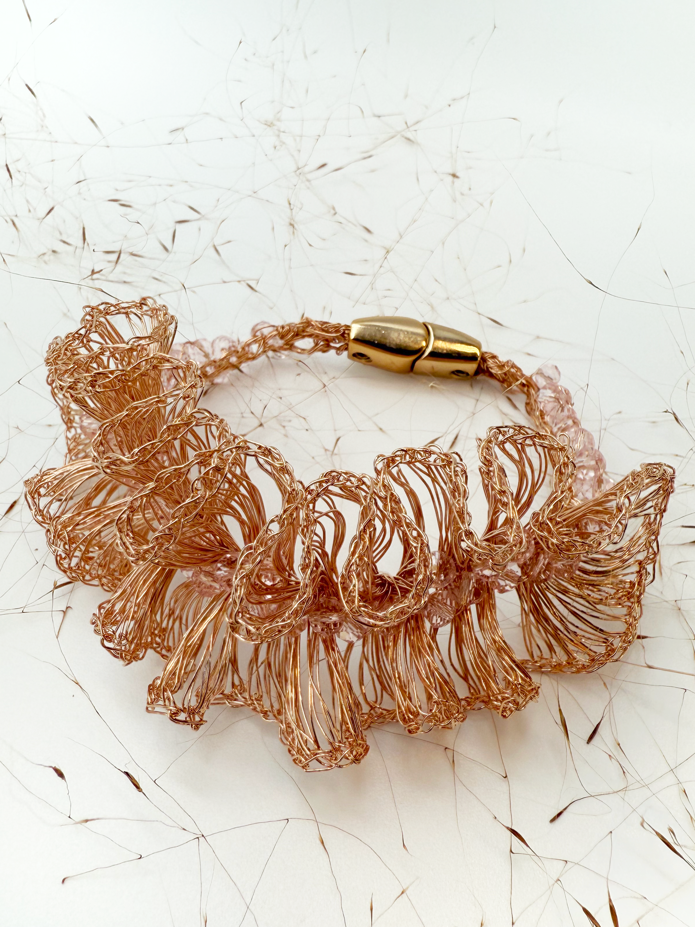 Pulseira Champagne Wave - Arte em Crochê Feita à Mão