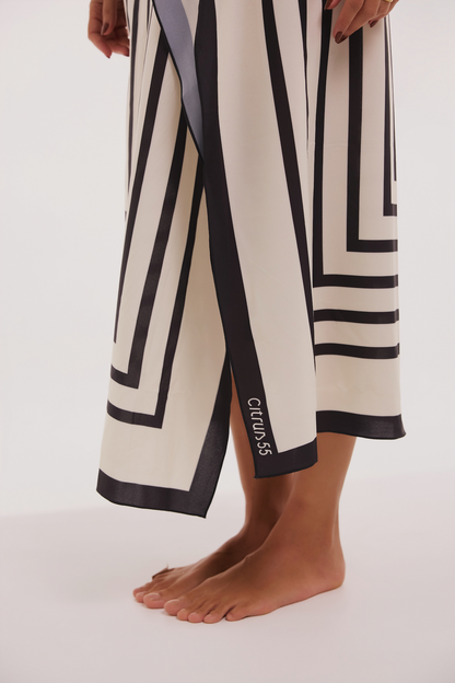 Geometric Frame Sarong – Black &amp; Off White
