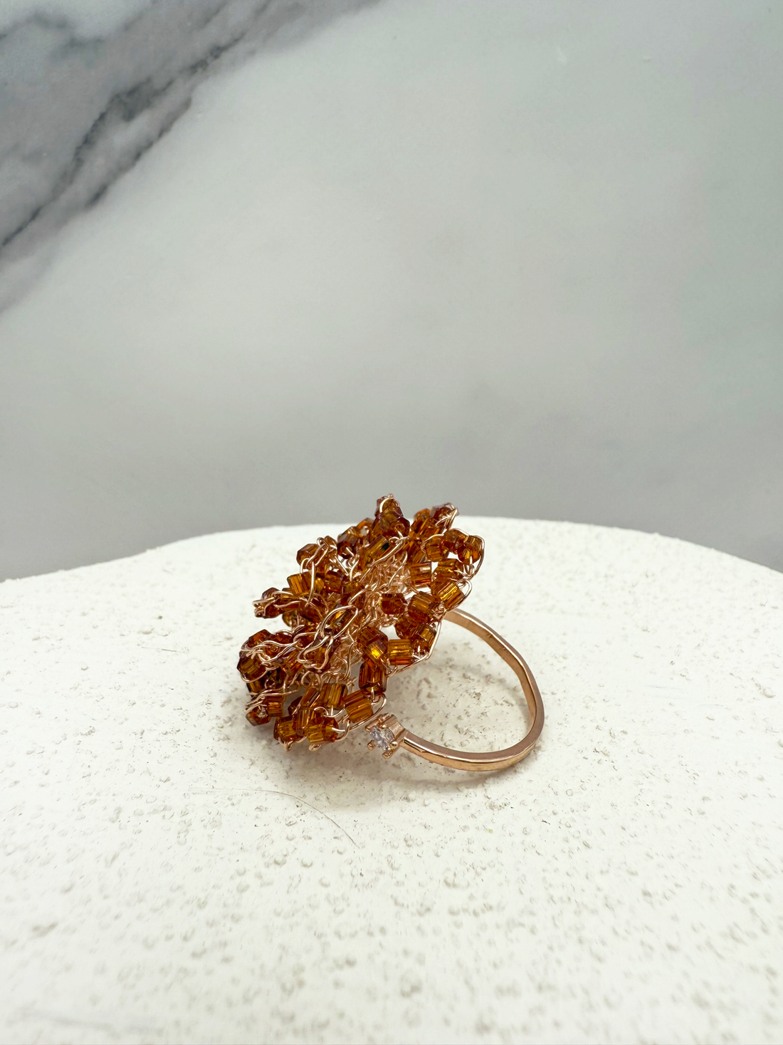 Anel ajustável de crochê radiante - feito à mão com cristal tcheco