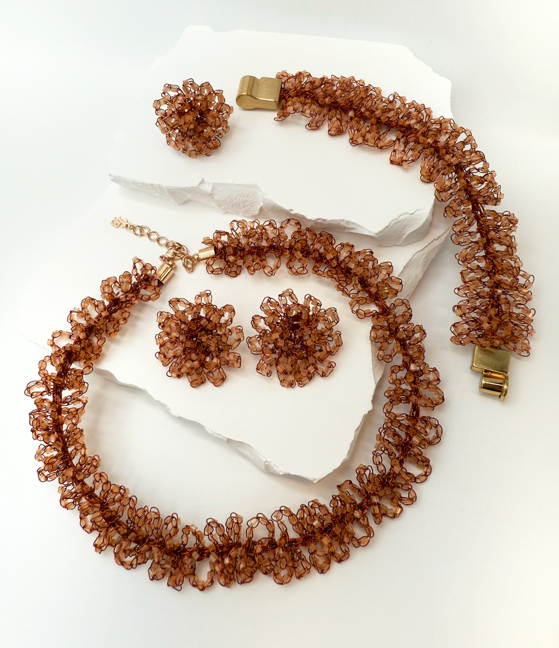Colar de declaração de crochê radiante - Elegância artesanal